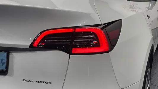 Tesla Y AWD 2021 24