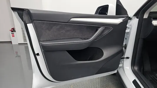Tesla Y RWD 2023 25