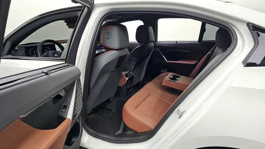 BMW 5 Series (G60) 530i xDrive M 2025 11