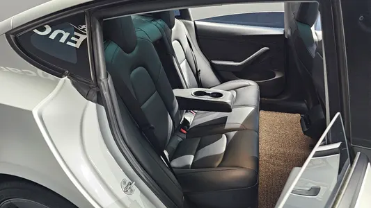 Tesla 3 AWD 2022 11