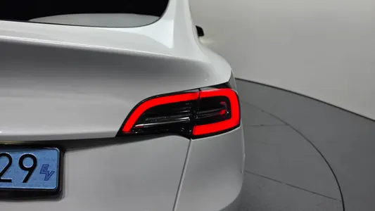 Tesla Y AWD 2022 23