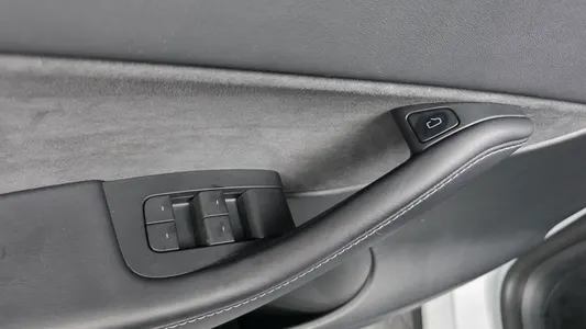 Tesla Y AWD 2022 32