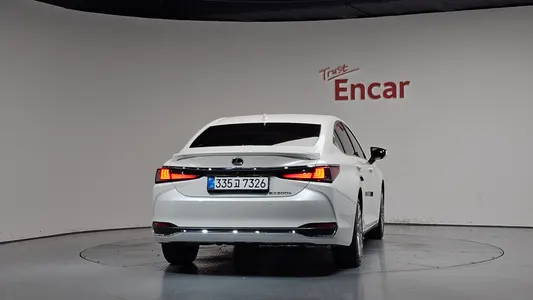 Lexus ES300h 7 2024 4