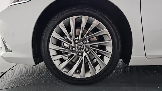 Lexus ES300h 7 2024 5