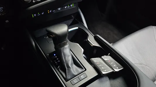 Lexus ES300h 7 2024 9