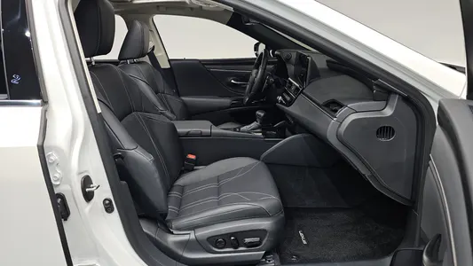 Lexus ES300h 7 2024 11