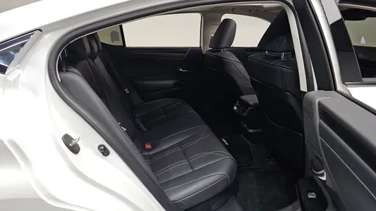 Lexus ES300h 7 2024 12