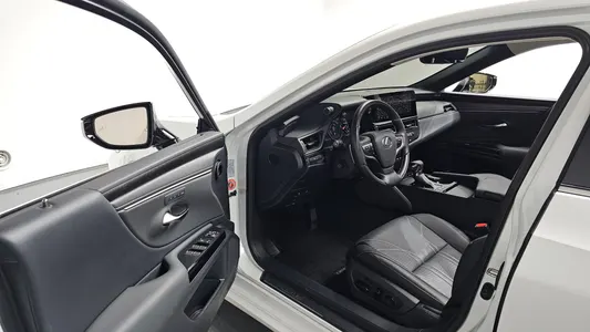 Lexus ES300h 7 2024 10