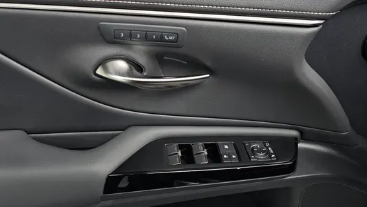 Lexus ES300h 7 2024 19