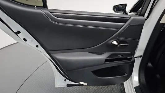 Lexus ES300h 7 2024 25