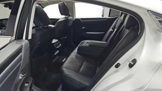 Lexus ES300h 7 2024 26