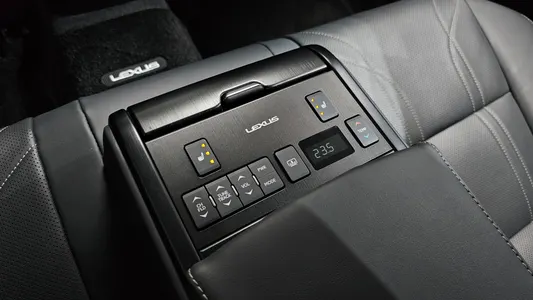 Lexus ES300h 7 2024 32