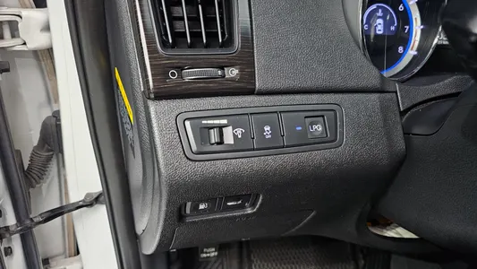 Hyundai YF LPI () 2012 27
