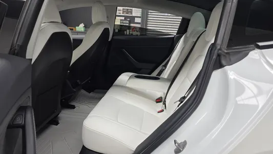 Tesla 3 AWD 2021 12