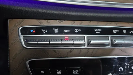 Mercedes-Benz E-Class W213 E300e 4MATIC 2021 31