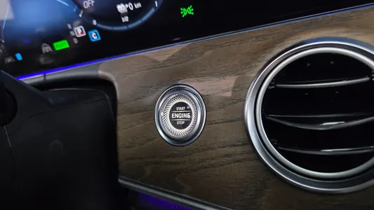 Mercedes-Benz E-Class W213 E300e 4MATIC 2021 28