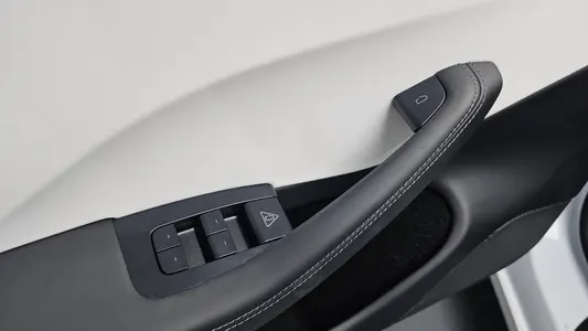Tesla 3 RWD 2025 31