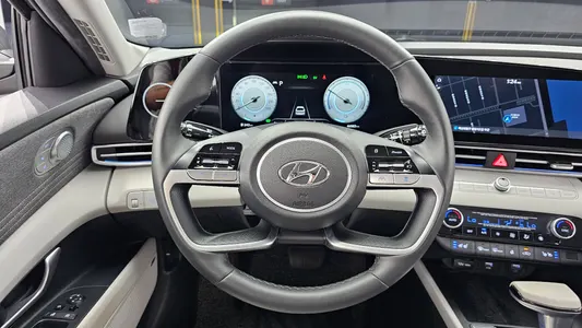 Hyundai (CN7) 2021 13