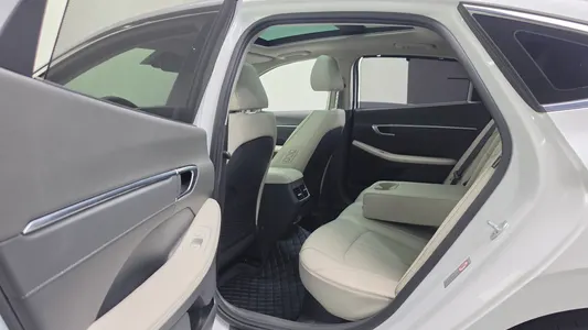Hyundai (DN8) 2019 18