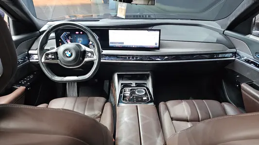 BMW 7 Series (G70) 740i sDrive 2023 7