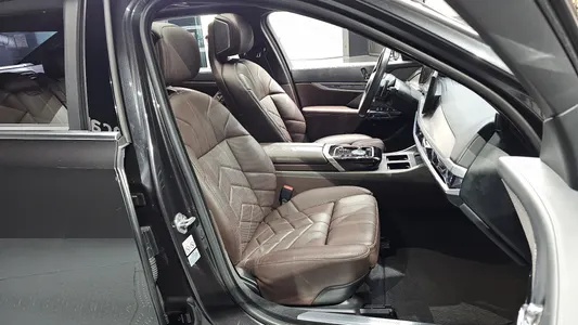 BMW 7 Series (G70) 740i sDrive 2023 26