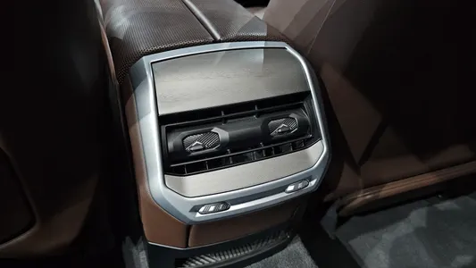 BMW 7 Series (G70) 740i sDrive 2023 36