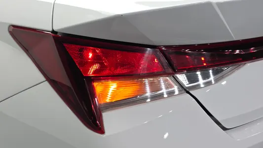 Hyundai (CN7) 2021 23