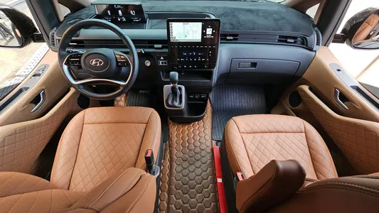 Hyundai Staria 2WD 2023 7