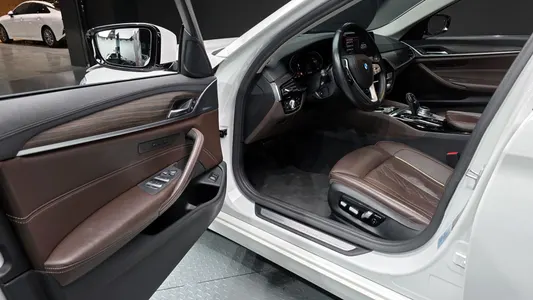 BMW 5 Series (G30) 520d 2020 11