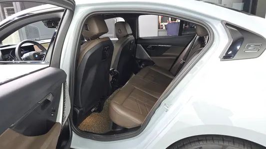 BMW 5 Series (G60) 520i M 2025 11