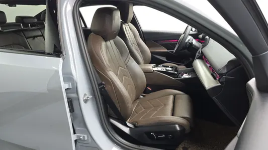 BMW 5 Series (G60) 520i M 2025 12