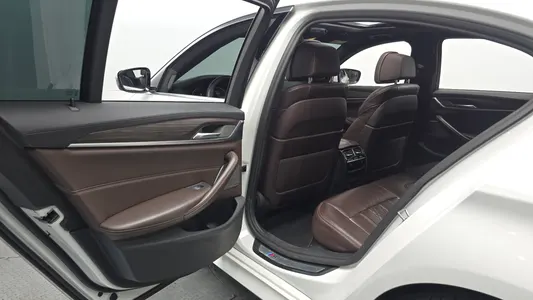 BMW 5 Series (G30) 520i M 2020 12