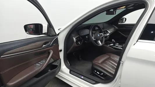 BMW 5 Series (G30) 520i M 2020 10