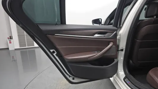 BMW 5 Series (G30) 520i M 2020 26