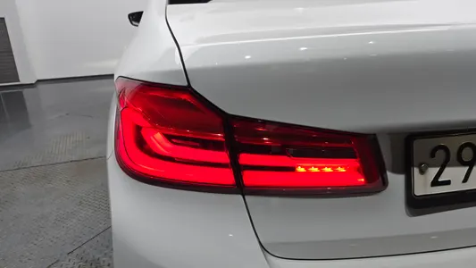 BMW 5 Series (G30) 520i M 2020 24