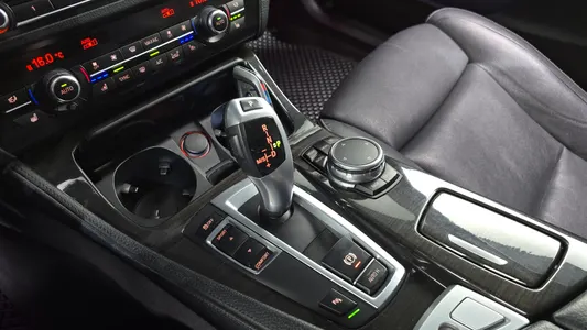 BMW 5 Series (F10) 520d 2015 9
