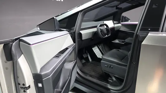 Tesla 사이버트럭 Cyberbeast 2025 10