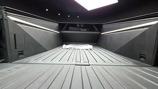 Tesla 사이버트럭 Cyberbeast 2025 20