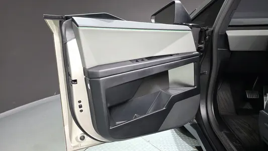 Tesla 사이버트럭 Cyberbeast 2025 24