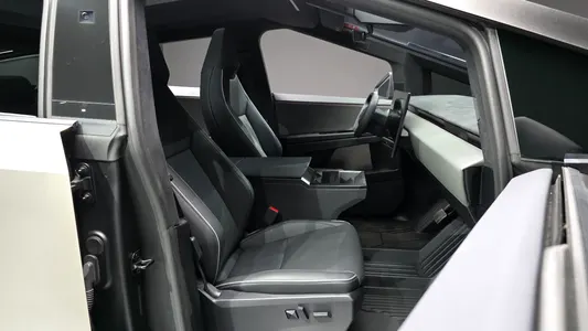 Tesla 사이버트럭 Cyberbeast 2025 26