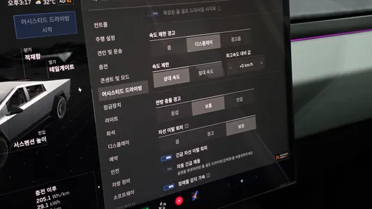 Tesla 사이버트럭 Cyberbeast 2025 28