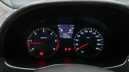 Hyundai () 1.6 VGT 2012 8