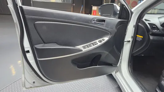 Hyundai () 1.6 VGT 2012 24