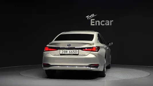 Lexus ES300h 7 2018 4