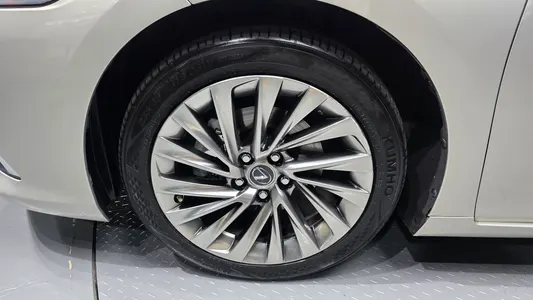 Lexus ES300h 7 2018 5