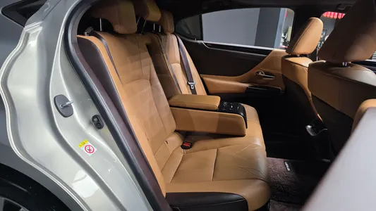 Lexus ES300h 7 2018 12