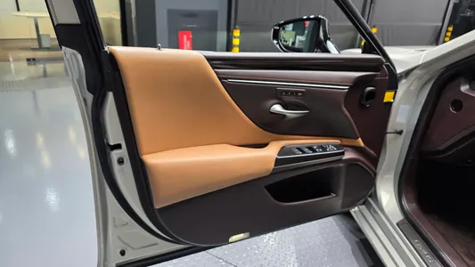 Lexus ES300h 7 2018 25