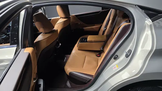 Lexus ES300h 7 2018 27