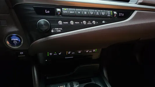 Lexus ES300h 7 2018 28