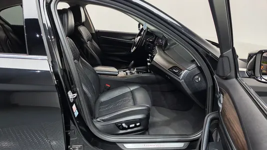 BMW 5 Series (G30) 530i 2018 26